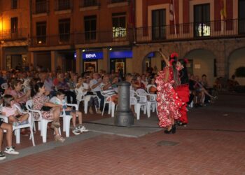 Peñaranda disfruta en la plaza de la Constitución con las coplas de ayer, hoy y siempre con la voz y el arte de Nayara Madera