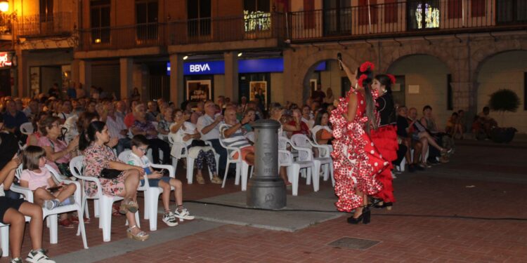 Peñaranda disfruta en la plaza de la Constitución con las coplas de ayer, hoy y siempre con la voz y el arte de Nayara Madera