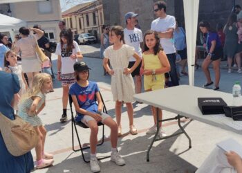 Público familiar disfruta en Alaraz con el Live Art, sketching y maquillaje glam y de fantasía a cargo de Víctor Samarkanda