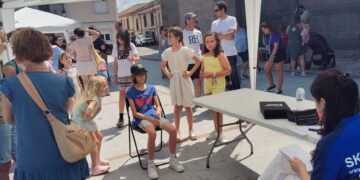 Público familiar disfruta en Alaraz con el Live Art, sketching y maquillaje glam y de fantasía a cargo de Víctor Samarkanda