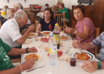 La asociación de mayores San Isidro, de Aldeaseca de la Frontera, celebra una comida de confraternidad en su nueva sede