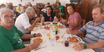 La asociación de mayores San Isidro, de Aldeaseca de la Frontera, celebra una comida de confraternidad en su nueva sede