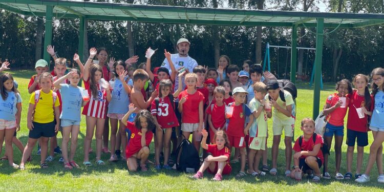 El campamento urbano CID de Aldeaseca de la Frontera y Teo Marcos dedican un cóctel a María, la princesa futbolera guerrera