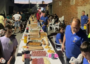 Nueve peñas de Aldeaseca de la Frontera se reúnen en la calle para compartir una animada y festiva cena de confraternidad