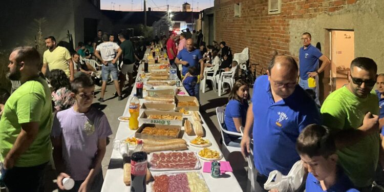 Nueve peñas de Aldeaseca de la Frontera se reúnen en la calle para compartir una animada y festiva cena de confraternidad