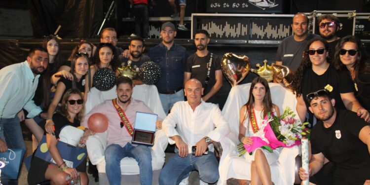 El chupinazo y las peñas con sus disfraces abren las fiestas de la Virgen de la Asunción en Aldeaseca de la Frontera