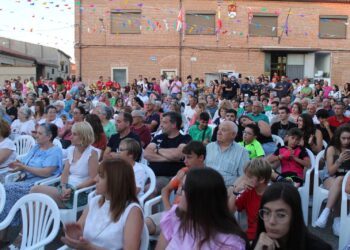 El chupinazo y las peñas con sus disfraces abren las fiestas de la Virgen de la Asunción en Aldeaseca de la Frontera