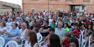 El chupinazo y las peñas con sus disfraces abren las fiestas de la Virgen de la Asunción en Aldeaseca de la Frontera