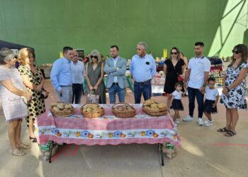 Arabayona de Mógica pone en valor su producto estrella, la patata, en una feria y mercado artesanal con una quincena de expositores