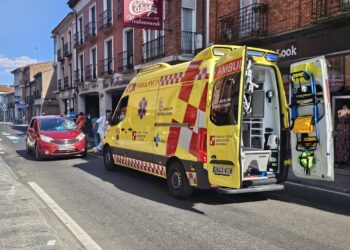 Grave atropello a una mujer en la calle del Carmen de Peñaranda que está siendo atendida por los servicios de emergencia