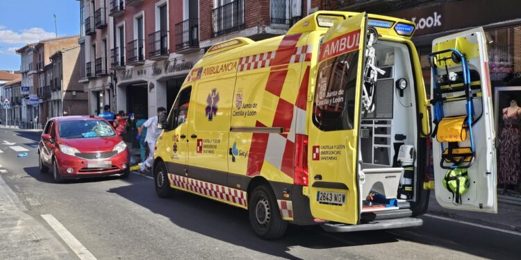 Grave atropello a una mujer en la calle del Carmen de Peñaranda que está siendo atendida por los servicios de emergencia