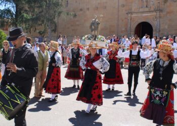 Babilafuente celebra su día gran en honor de su patrón San Roque con los tradicionales bailes charros del grupo Manantial