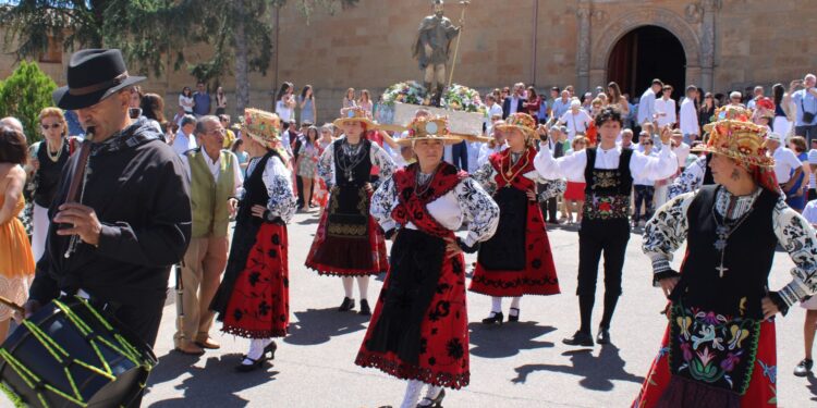Babilafuente celebra su día gran en honor de su patrón San Roque con los tradicionales bailes charros del grupo Manantial