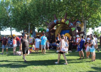 Colchonetas, hinchables de agua, tren y una minibueyada en el último día de las fiestas patronales de Babilafuente