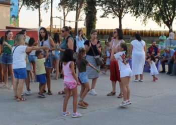 Babilafuente reúne en el frontón viejo a niños y jóvenes para pasar una intensa tarde con pinta caras, tatuajes y un escape room