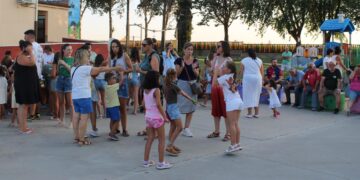 Babilafuente reúne en el frontón viejo a niños y jóvenes para pasar una intensa tarde con pinta caras, tatuajes y un escape room