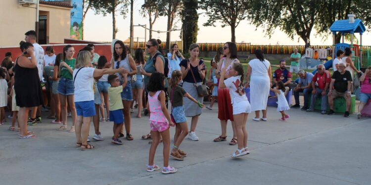 Babilafuente reúne en el frontón viejo a niños y jóvenes para pasar una intensa tarde con pinta caras, tatuajes y un escape room