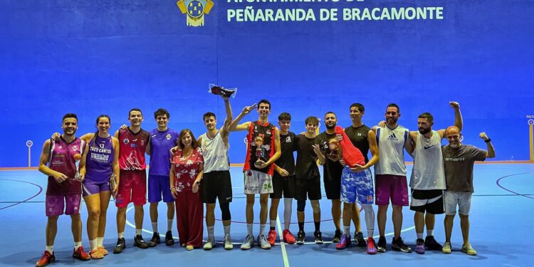 Triple A y Jairy Magic ganan el campeonato de baloncesto 3×3 disputado en el pabellón cubierto de Peñaranda