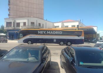 Los autobuses de Monbus llegan a Peñaranda y el senador Fran Díaz arremete contra «las mentiras e infundios que lanzó el PP»