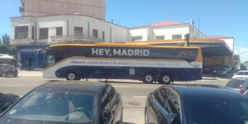 Los autobuses de Monbus llegan a Peñaranda y el senador Fran Díaz arremete contra «las mentiras e infundios que lanzó el PP»