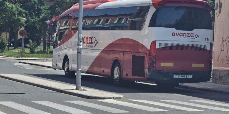El PSOE desmiente “los infundios del PP” y asegura que la línea de autobús con Madrid seguirá prestando todos los servicios