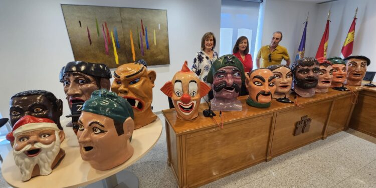 Los históricos cabezudos de Peñaranda estrenarán imagen en ferias tras pasar por las manos del artista Juan Francisco Pro