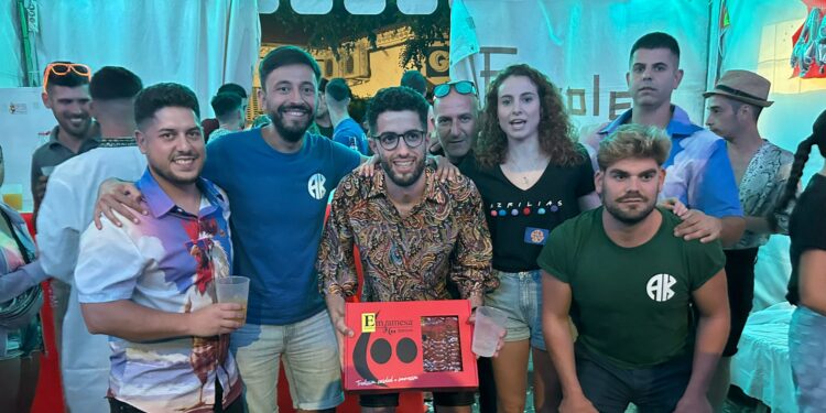 Salva Alfayate se lleva el premio a la camiseta más fea en un original concurso que llena la zona de las carpas de Peñaranda