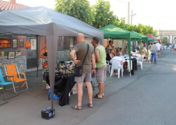 El Campo de Peñaranda estrena con éxito su Feria de Artesanía y Alimentación y reparte después 450 raciones de caldereta