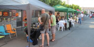 El Campo de Peñaranda estrena con éxito su Feria de Artesanía y Alimentación y reparte después 450 raciones de caldereta