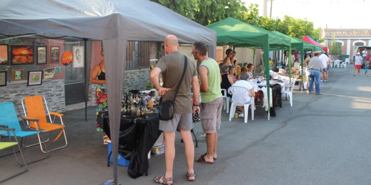 El Campo de Peñaranda estrena con éxito su Feria de Artesanía y Alimentación y reparte después 450 raciones de caldereta