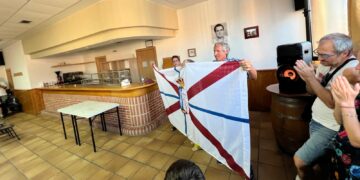 El Campo de Peñaranda presenta al pueblo su nueva bandera y rinde un nuevo homenaje a Ambrosio Rogado, víctima del 11M