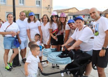 Disfraces, música y color, los protagonistas en el desfile de peñas que ha recorrido esta tarde las calles de Cantalpino