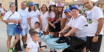 Disfraces, música y color, los protagonistas en el desfile de peñas que ha recorrido esta tarde las calles de Cantalpino