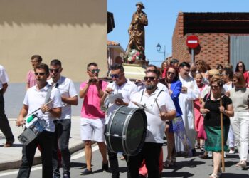Los vecinos de Cantalpino acompañan a San Roque en la misa y posterior procesión amenizada por la charanga Los Tocacharros