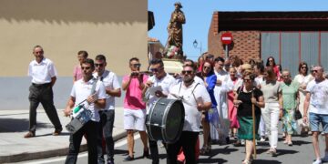 Los vecinos de Cantalpino acompañan a San Roque en la misa y posterior procesión amenizada por la charanga Los Tocacharros