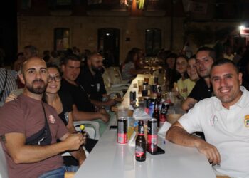 La Asociación Cultural Taurina de Cantalpino reparte 250 raciones de caldereta de carne a modo de cena festiva en la plaza