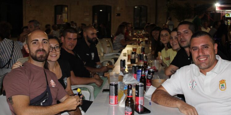 La Asociación Cultural Taurina de Cantalpino reparte 250 raciones de caldereta de carne a modo de cena festiva en la plaza