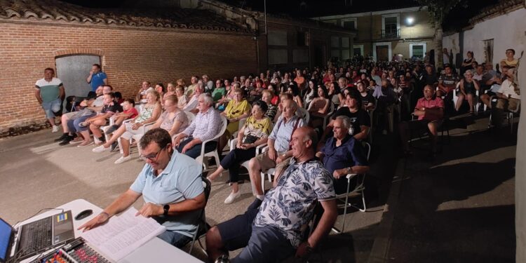 Cantaracillo llena de público la Cilla para ver la obra de teatro puesta en escena por la asociación de mayores San José