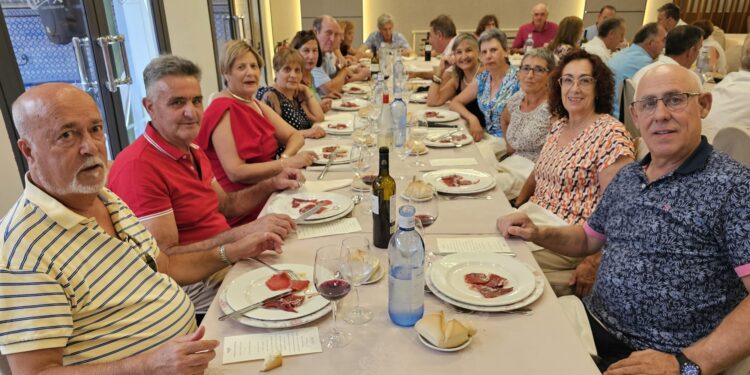 Los quint@s de Cantaracillo nacidos en 1959 protagonizan un emotivo reencuentro en plena antesala de las fiestas patronales