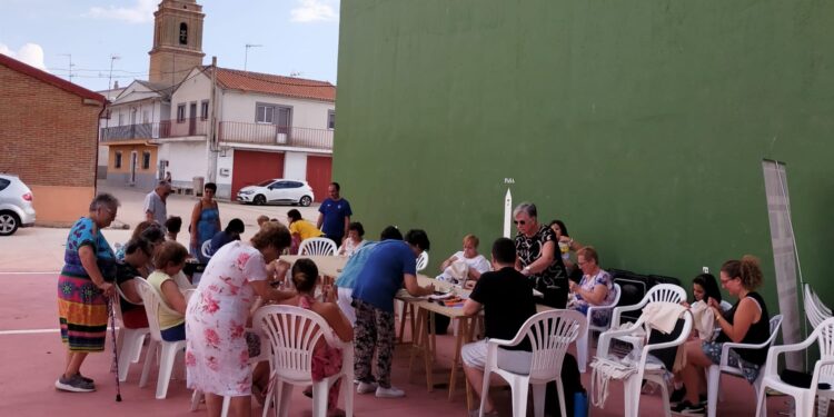 Los talleres de bordado «Al Fresco» cierran con éxito en Cantaracillo su recorrido de este año por la comarca de Peñaranda