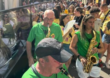 La charanga Dale Kaña 2.0 anima el café torero de las peñas que ha recorrido Peñaranda a media tarde desde la plaza Nueva