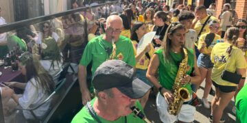 La charanga Dale Kaña 2.0 anima el café torero de las peñas que ha recorrido Peñaranda a media tarde desde la plaza Nueva