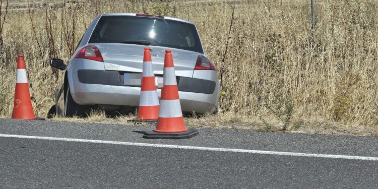 Aparece un turismo en la cuneta de la Nacional 501 en Peñaranda y se investiga su posible implicación en robo de cobre