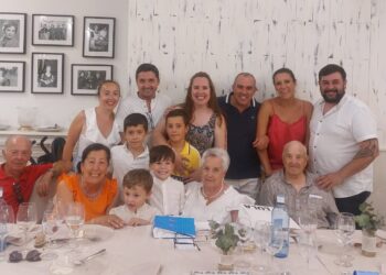 María Ángeles Coria, vecina de Palaciosrubios, celebra su 70 cumpleaños junto a su familia con una comida en Las Cabañas