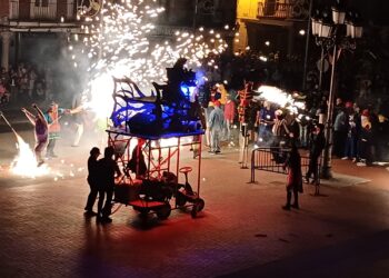 AnimARTS devuelve a Peñaranda la pasión por el fuego, la música y la danza en su multitudinario pasacalles pirotécnico Damonion