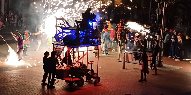 AnimARTS devuelve a Peñaranda la pasión por el fuego, la música y la danza en su multitudinario pasacalles pirotécnico Damonion