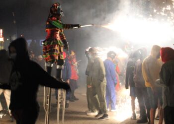AnimARTS devuelve a Peñaranda la pasión por el fuego, la música y la danza en su multitudinario pasacalles pirotécnico Damonion