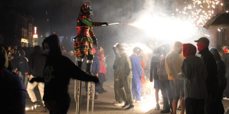 AnimARTS devuelve a Peñaranda la pasión por el fuego, la música y la danza en su multitudinario pasacalles pirotécnico Damonion