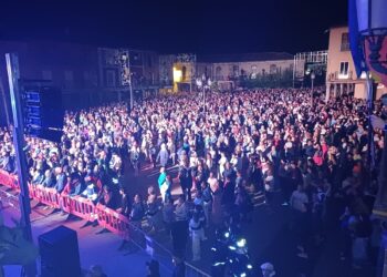 AnimARTS devuelve a Peñaranda la pasión por el fuego, la música y la danza en su multitudinario pasacalles pirotécnico Damonion
