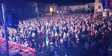 AnimARTS devuelve a Peñaranda la pasión por el fuego, la música y la danza en su multitudinario pasacalles pirotécnico Damonion